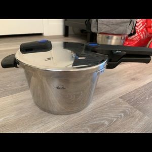Fissler vitaquick stovetop Pressure Cooker 4.8Qt.